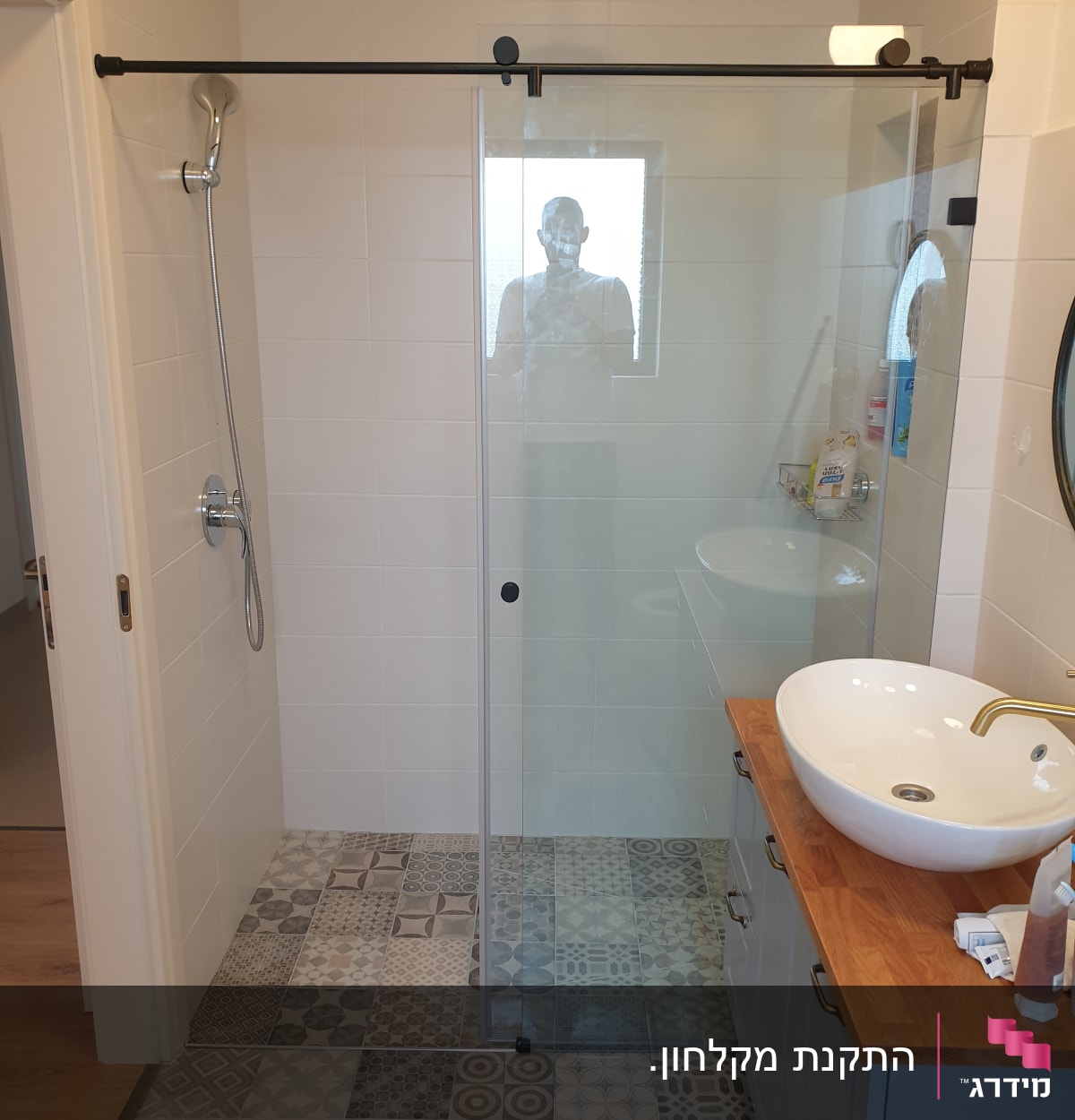 מקלחת עם דלת זכוכית, ראש מקלחת ותאורה